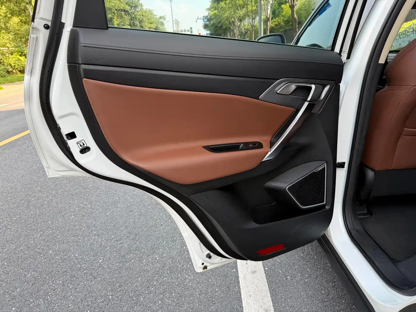 Photo 9 - Geely Atlas