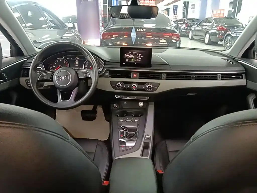 Фото 10 - Audi A4L
