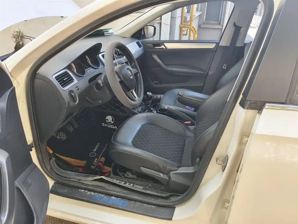 Škoda Skoda Rapid Spaceback 2018 1.6L Manual Comfort фото 11