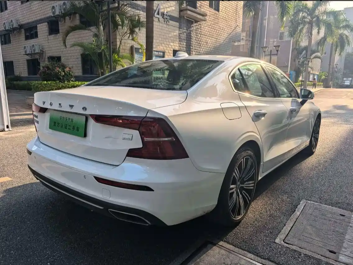 Volvo S60 Plug-in Hybrid 2021 2022 T8 E-AWD Hybrid Intelligent Luxury Edition