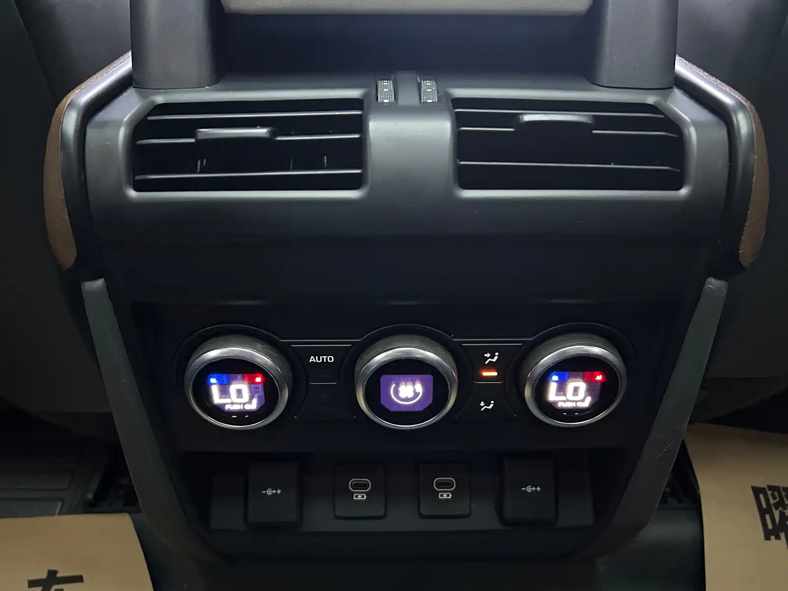 Photo 14 - Land Rover Defender