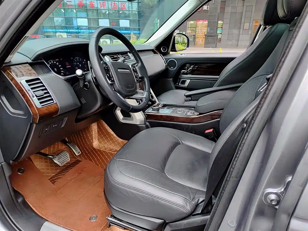 Land Rover Range Rover 2021 3.0 L6 Heritage Extended Classic Edition фото 7