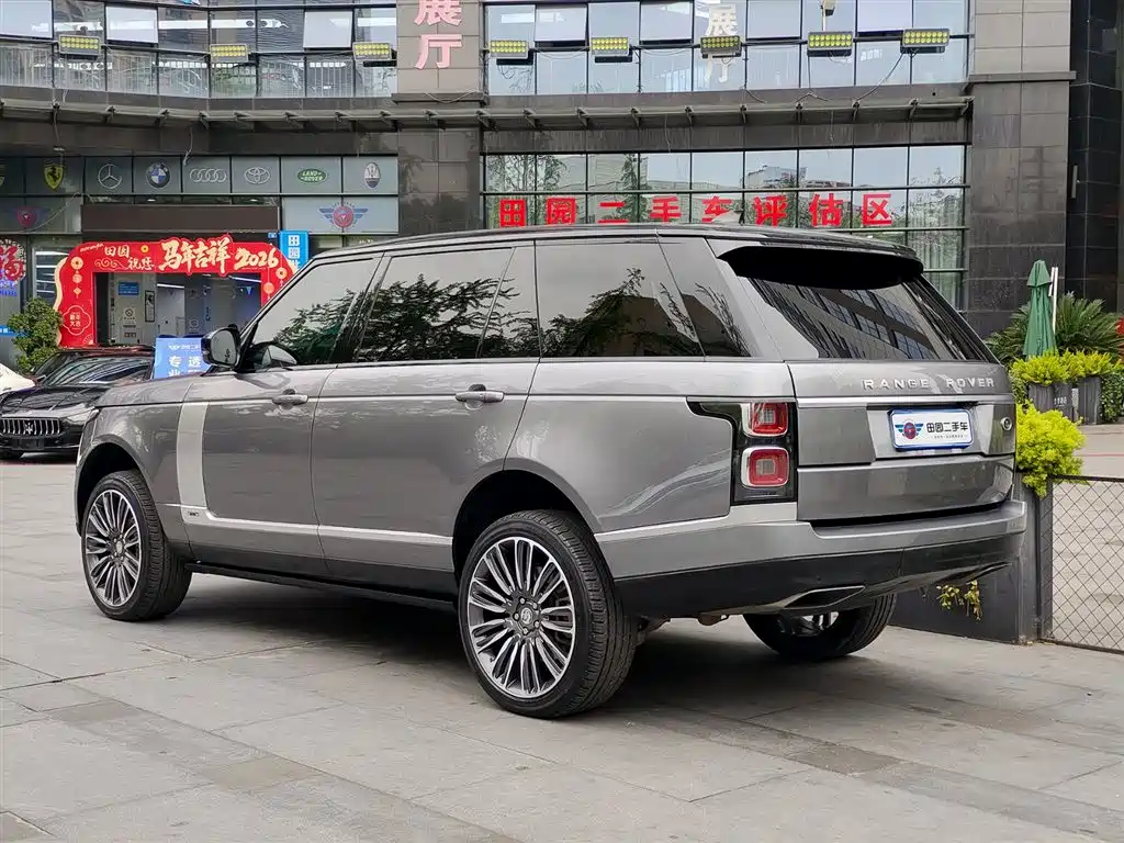 Land Rover Range Rover 2021 3.0 L6 Heritage Extended Classic Edition фото 4