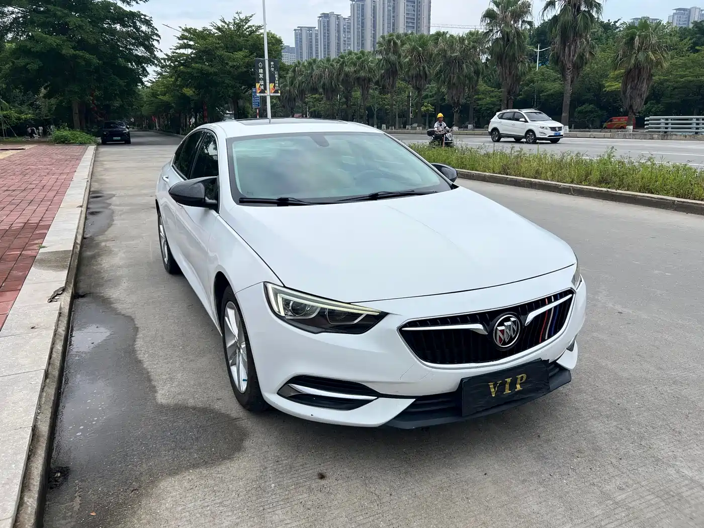 Photo 3 - Buick Regal