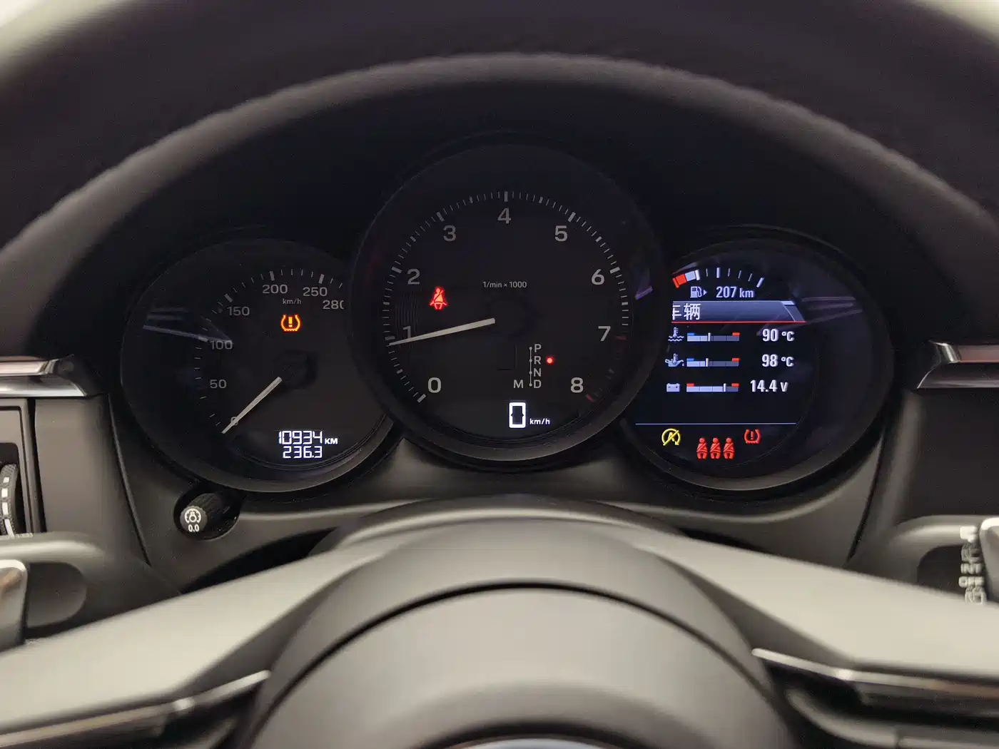 PORSCHE MACAN