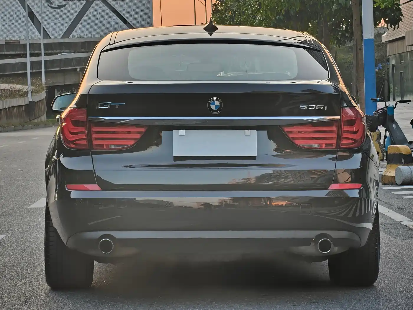 BMW 5 Series GT 2010 535i Luxury Model фото 18