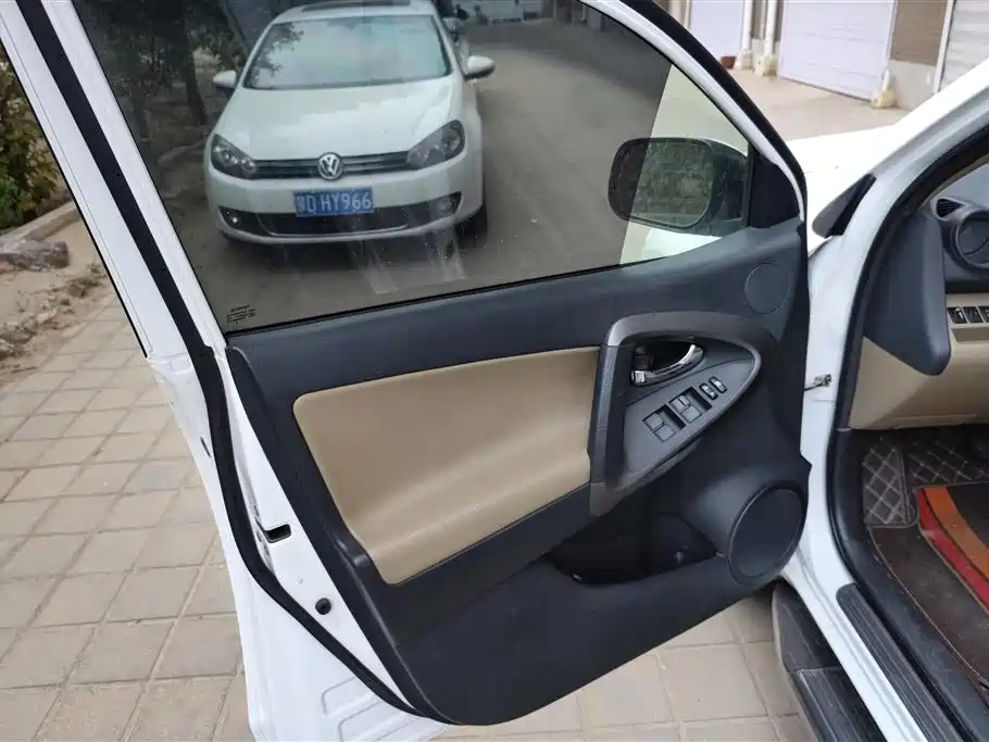 Toyota RAV4 Rongfang 2011 2.0L Automatic Luxury Edition фото 7