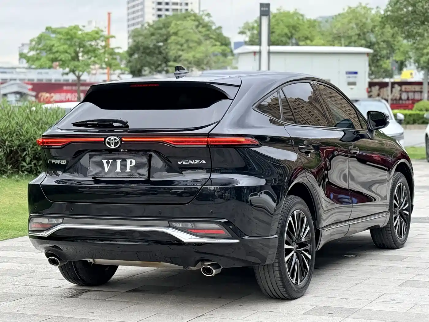 Toyota Venza 2023 2.0L CVT FWD Premium фото 3