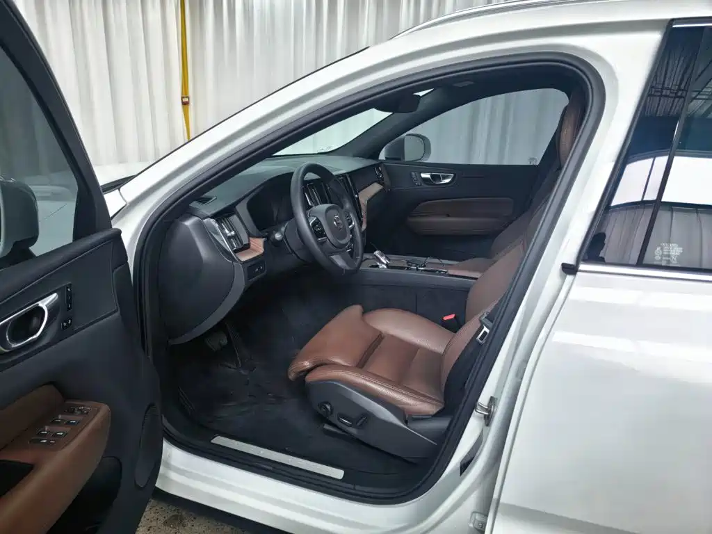 Volvo XC60 Plug-in Hybrid 2025 2025 Plug-in Hybrid Long Range AWD Zhiyuan Sport Edition