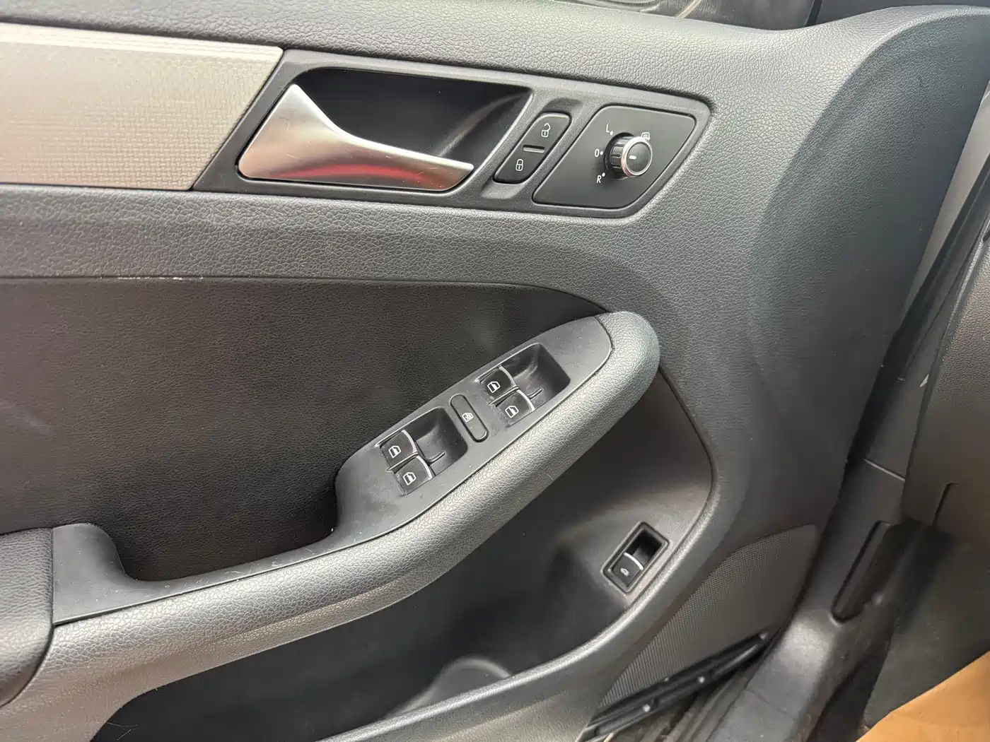 Volkswagen Sagitar 2012 1.6L Automatic Comfort Type фото 9