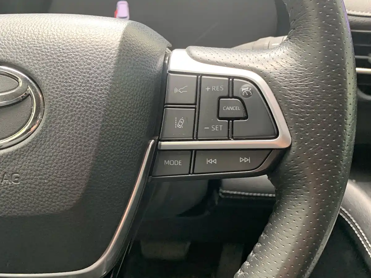 Toyota Sienna 2023 2.5L Hybrid Premium Edition фото 17