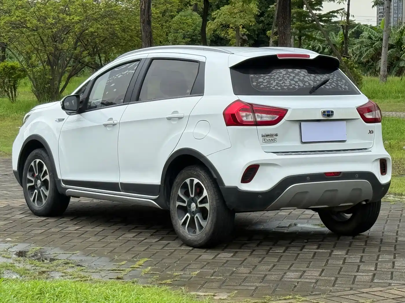 Фото 12 - Geely Vision X3