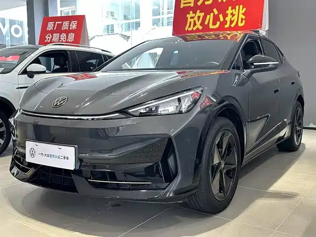 VOLKSWAGEN WITH THE CROWD 06