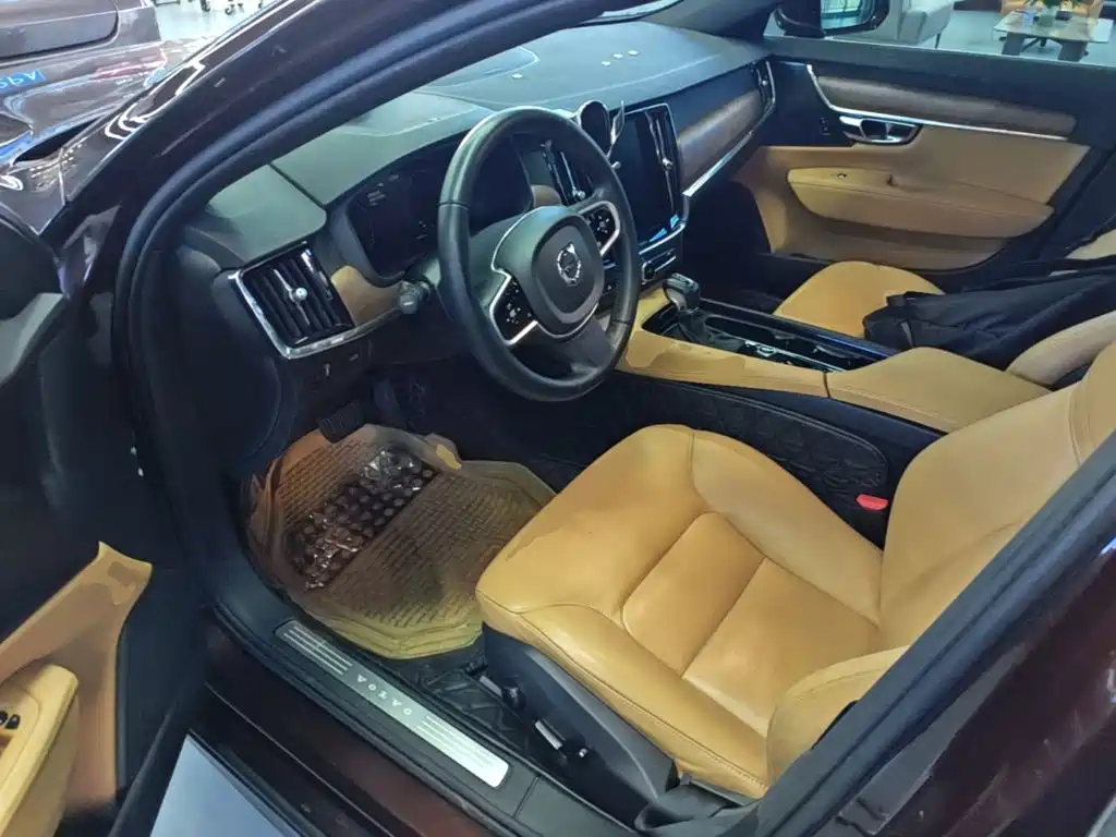 Фото 15 - Volvo S90