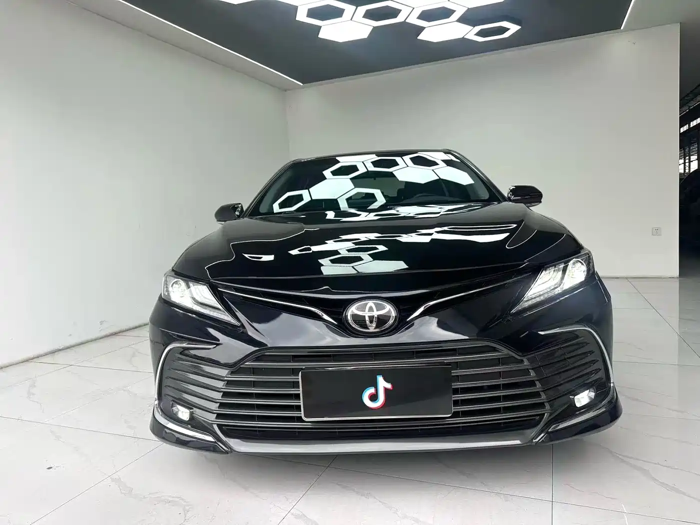 Toyota Camry 2023 2.5G Luxury Edition фото 2
