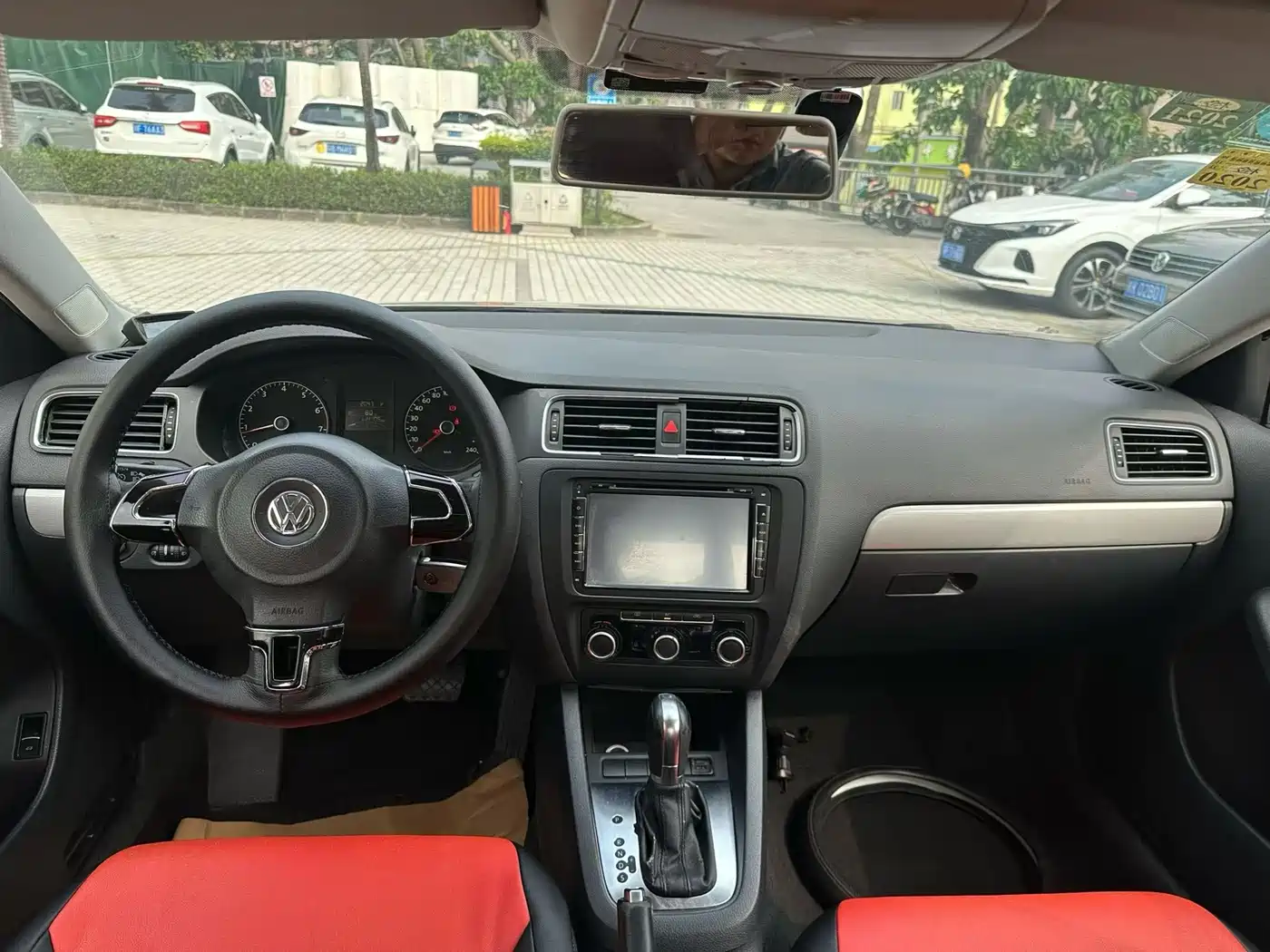 Volkswagen Sagitar 2012 1.6L Automatic Comfort Type фото 4