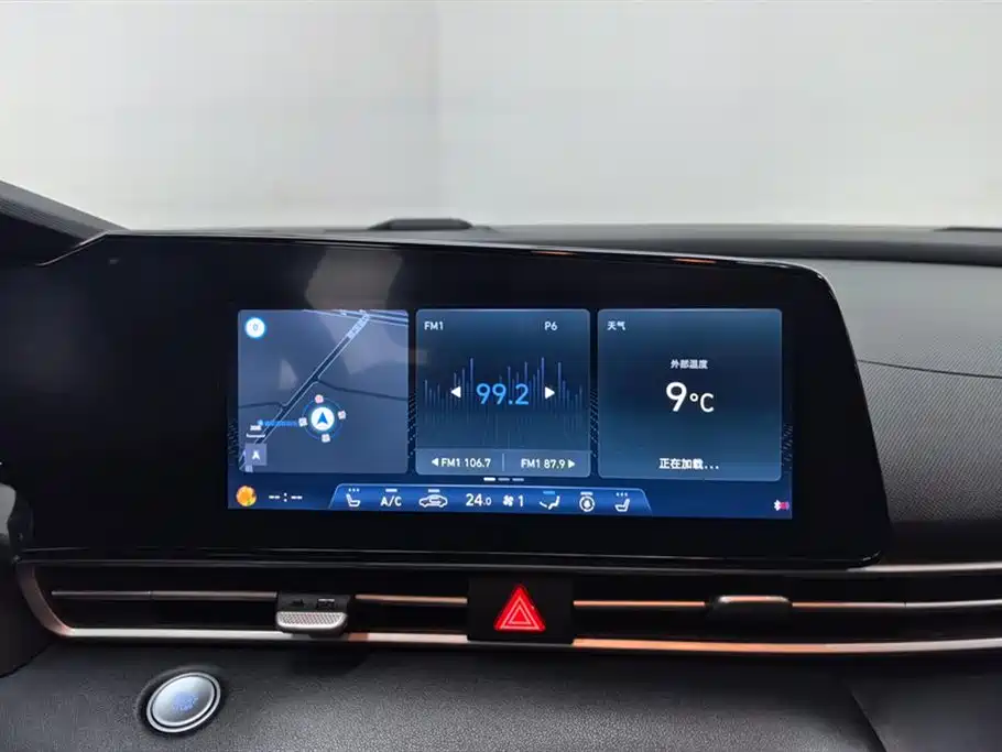 Hyundai Elantra 2021 1.5L CVT LUX Premium Edition фото 13