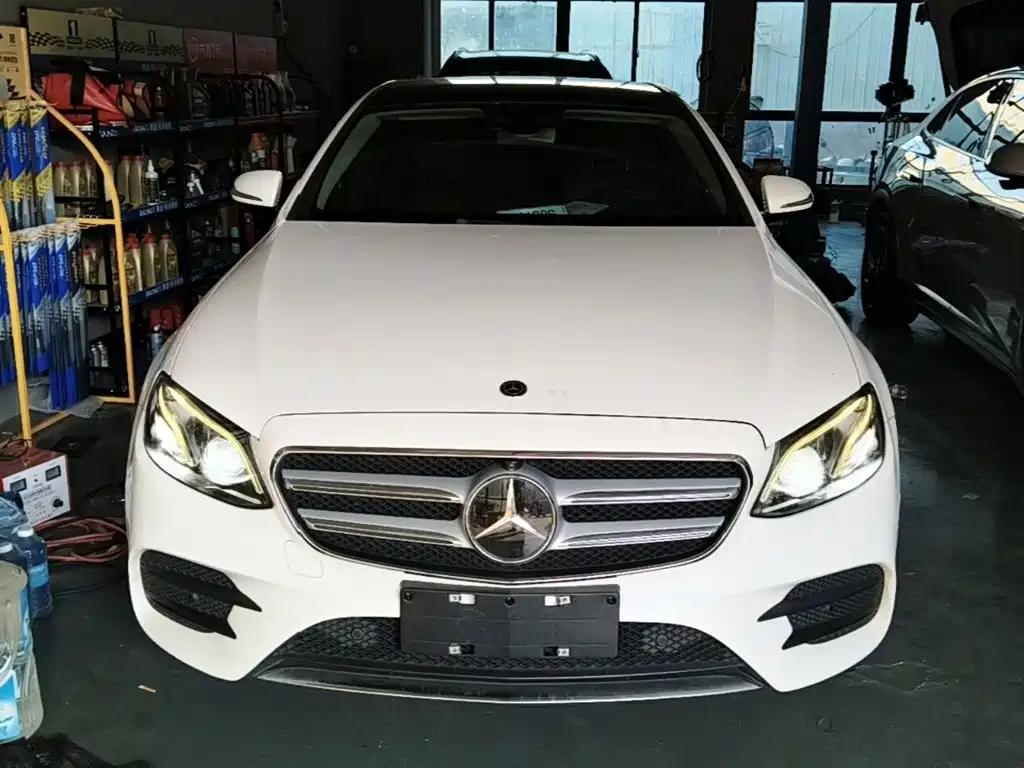 Фото 3 - Mercedes-Benz E-Class