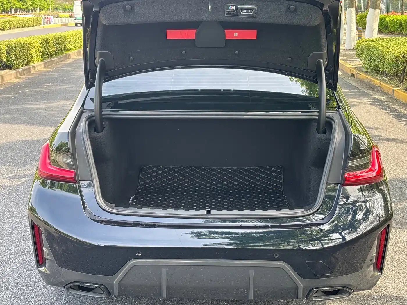 BMW 3 Series 2024 325Li M Sport Shadowline Package фото 5