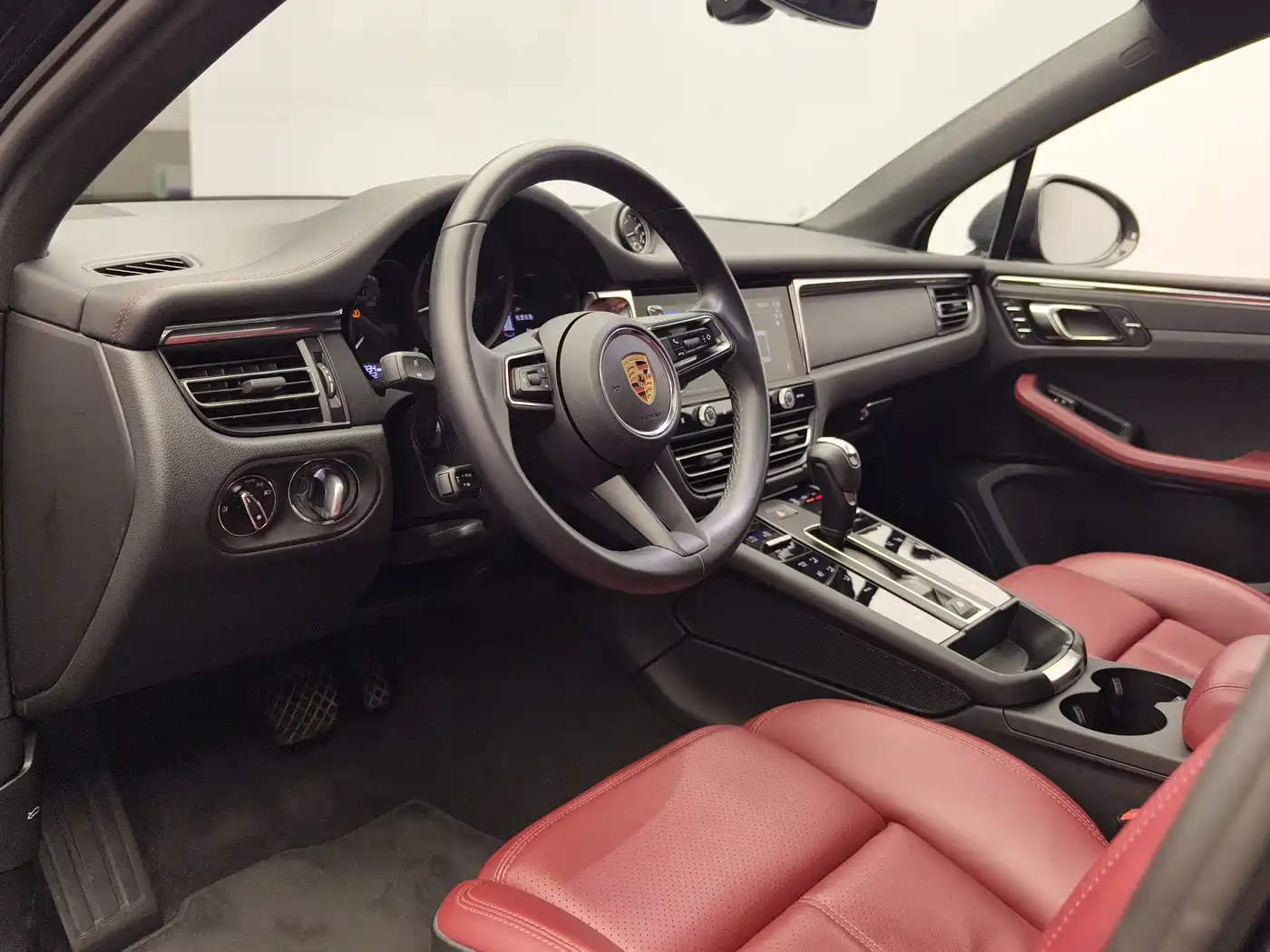 PORSCHE MACAN