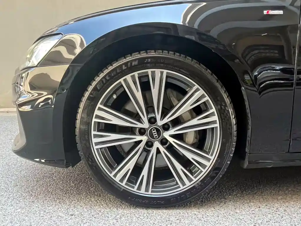 Фото 6 - Audi A6L