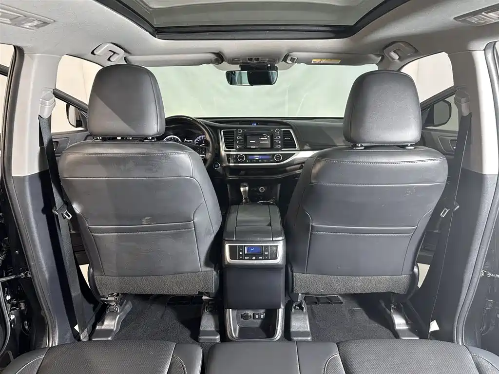 Photo 15 - Toyota Highlander