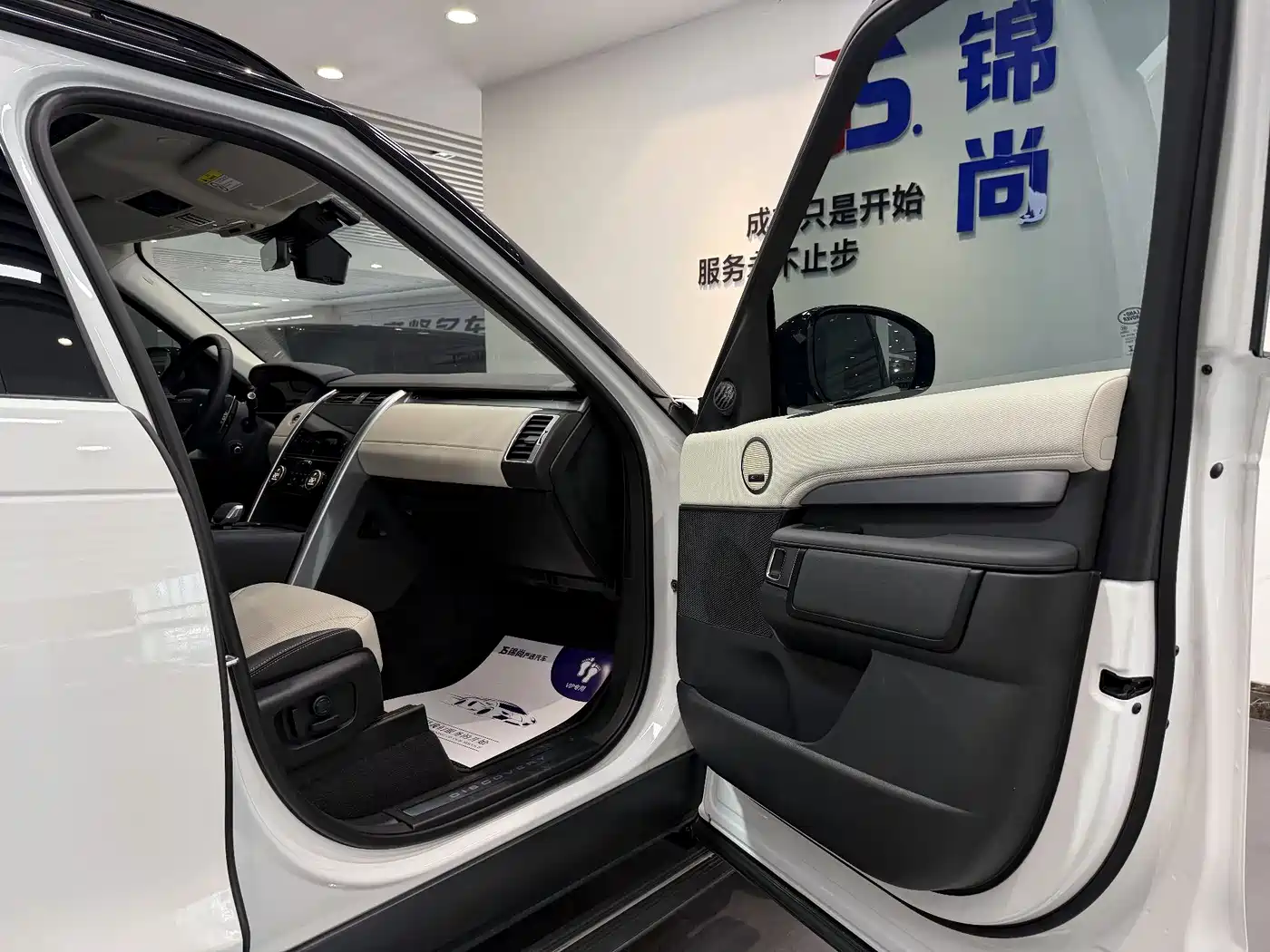 Land Rover Discovery 2024 360PS Dynamic SE фото 12