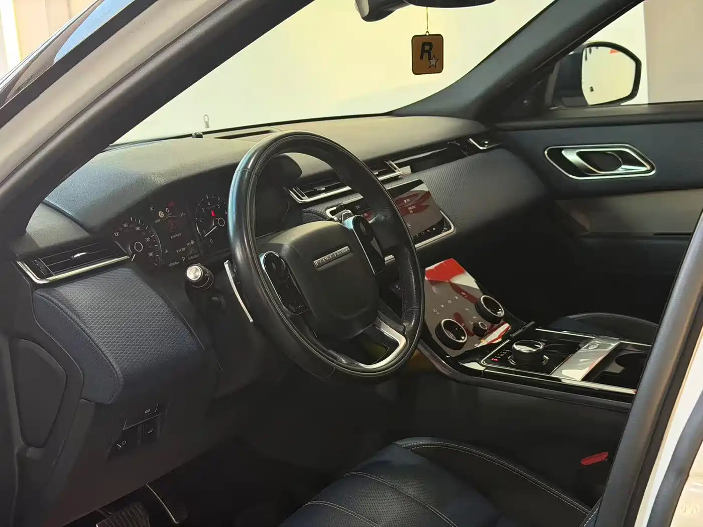 Фото 9 - Land Rover Range Rover Velar