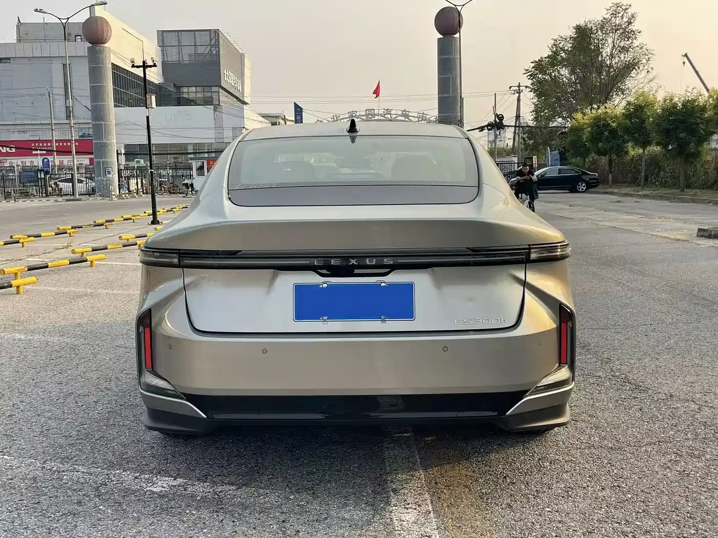 Lexus ES 2026 2025 Model 300h Base Version
