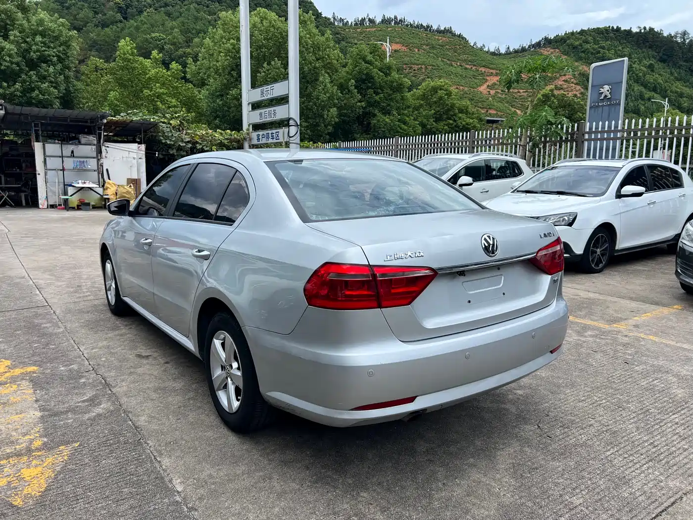 Volkswagen Lavida 2013 Facelift Classic 1.6L Automatic Trend фото 6