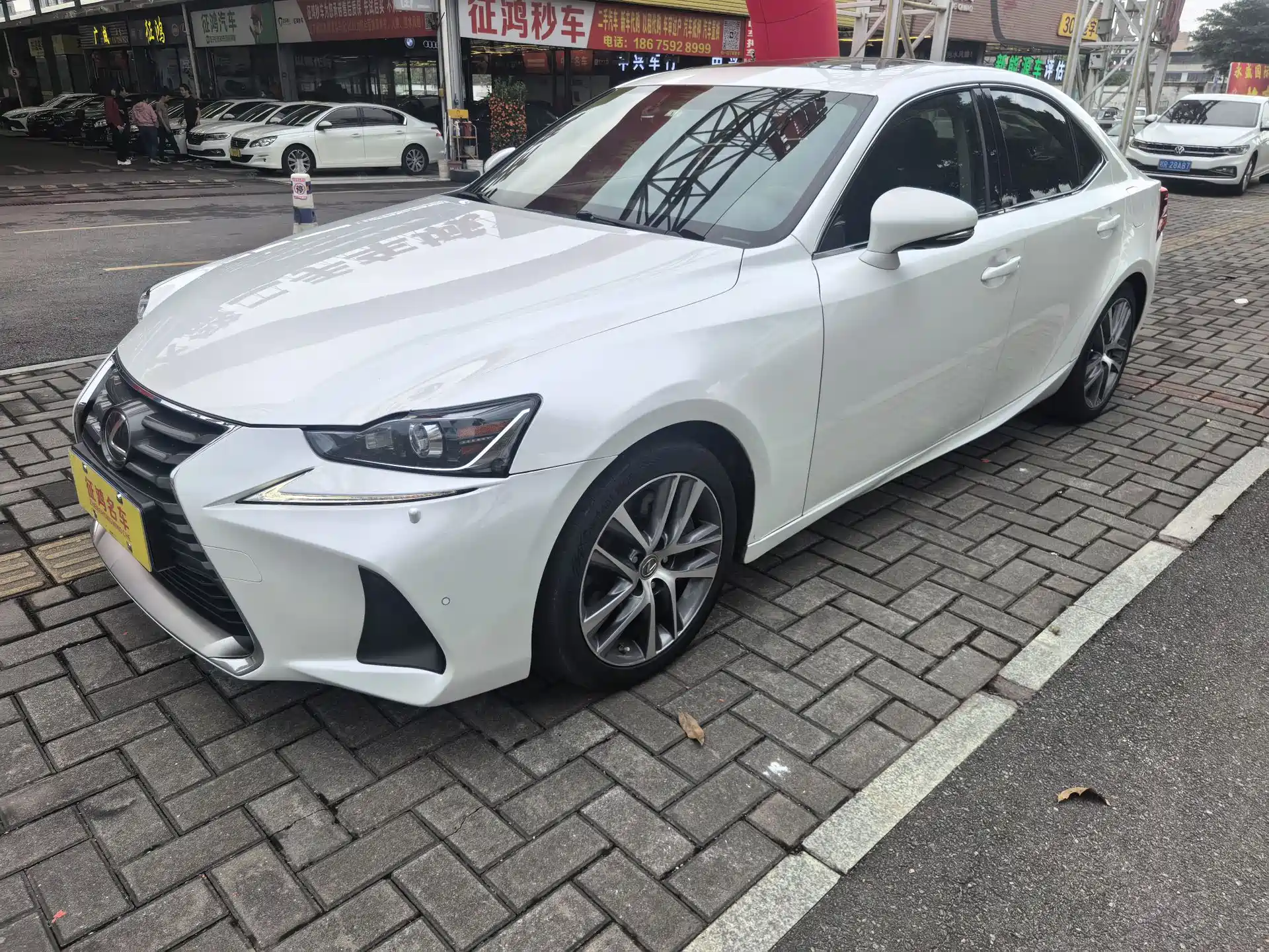 Фото 1 - Lexus IS
