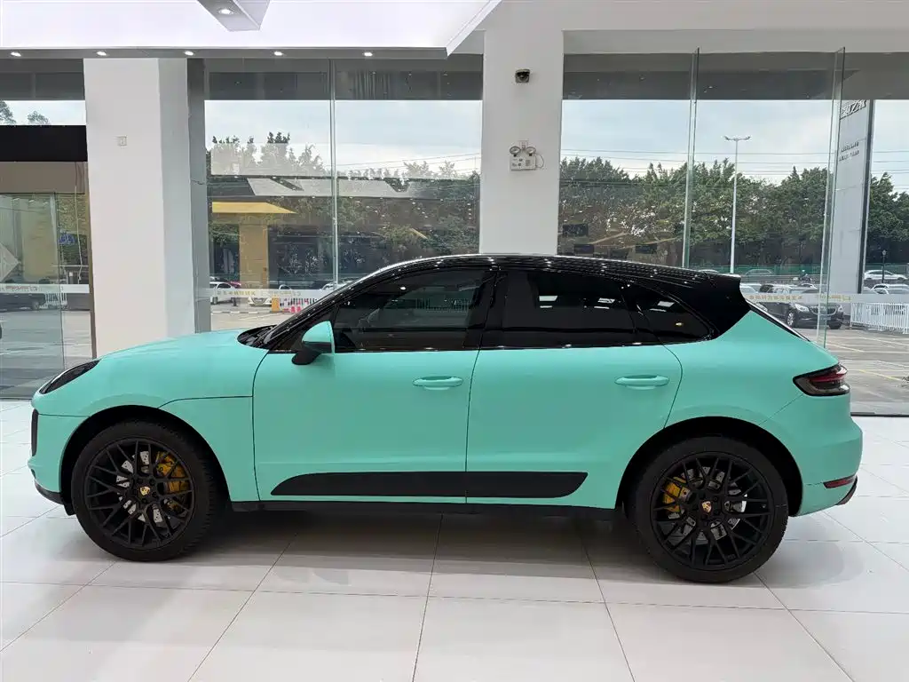 PORSCHE MACAN