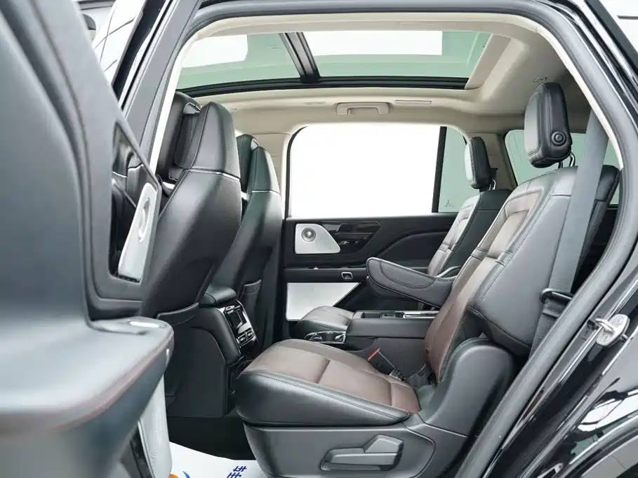 Фото 12 - Lincoln Aviator
