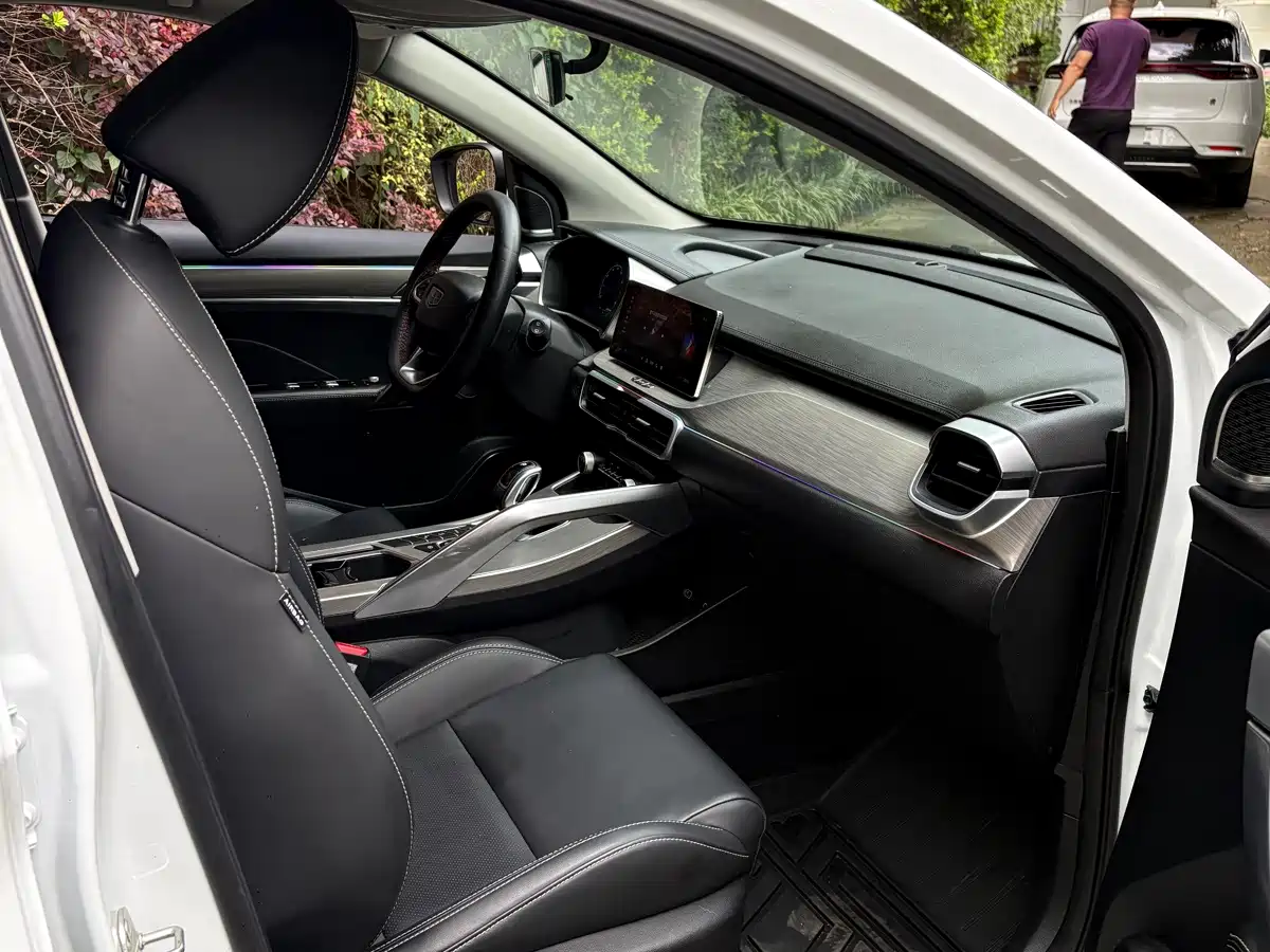 Фото 8 - Geely Coolray