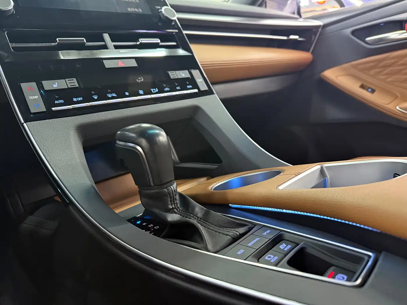 Toyota Avalon 2019 Hybrid 2.5L XLE Premium Edition China V фото 15