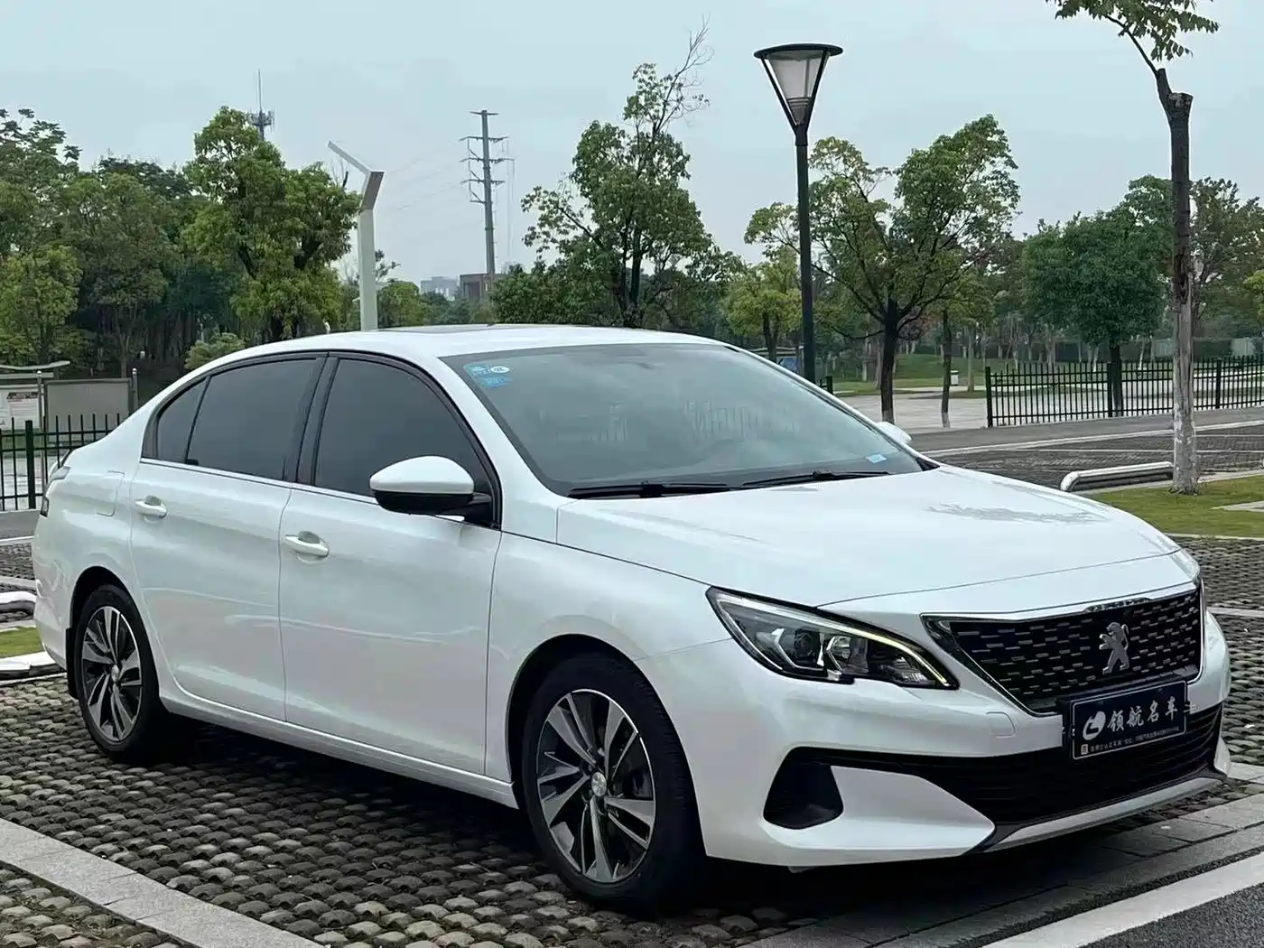Фото 3 - Peugeot 408