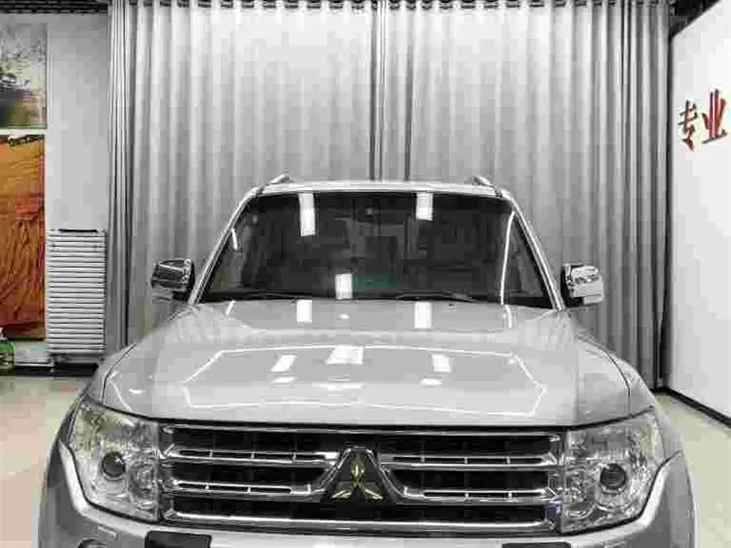 Mitsubishi Pajero (Import) 2011 3.0L Luxury Edition фото 3