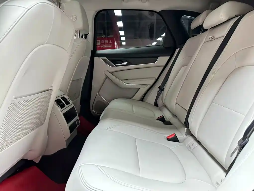 Фото 8 - Jaguar F-PACE