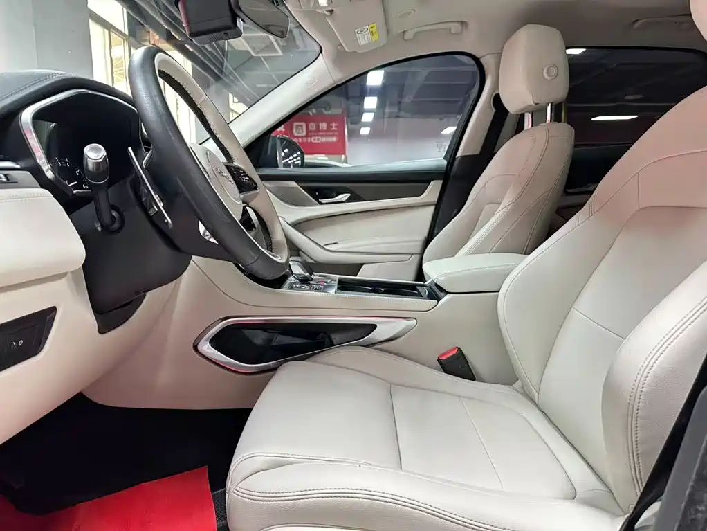Фото 7 - Jaguar F-PACE