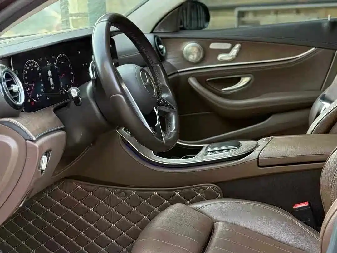 Фото 4 - Mercedes-Benz E-Class
