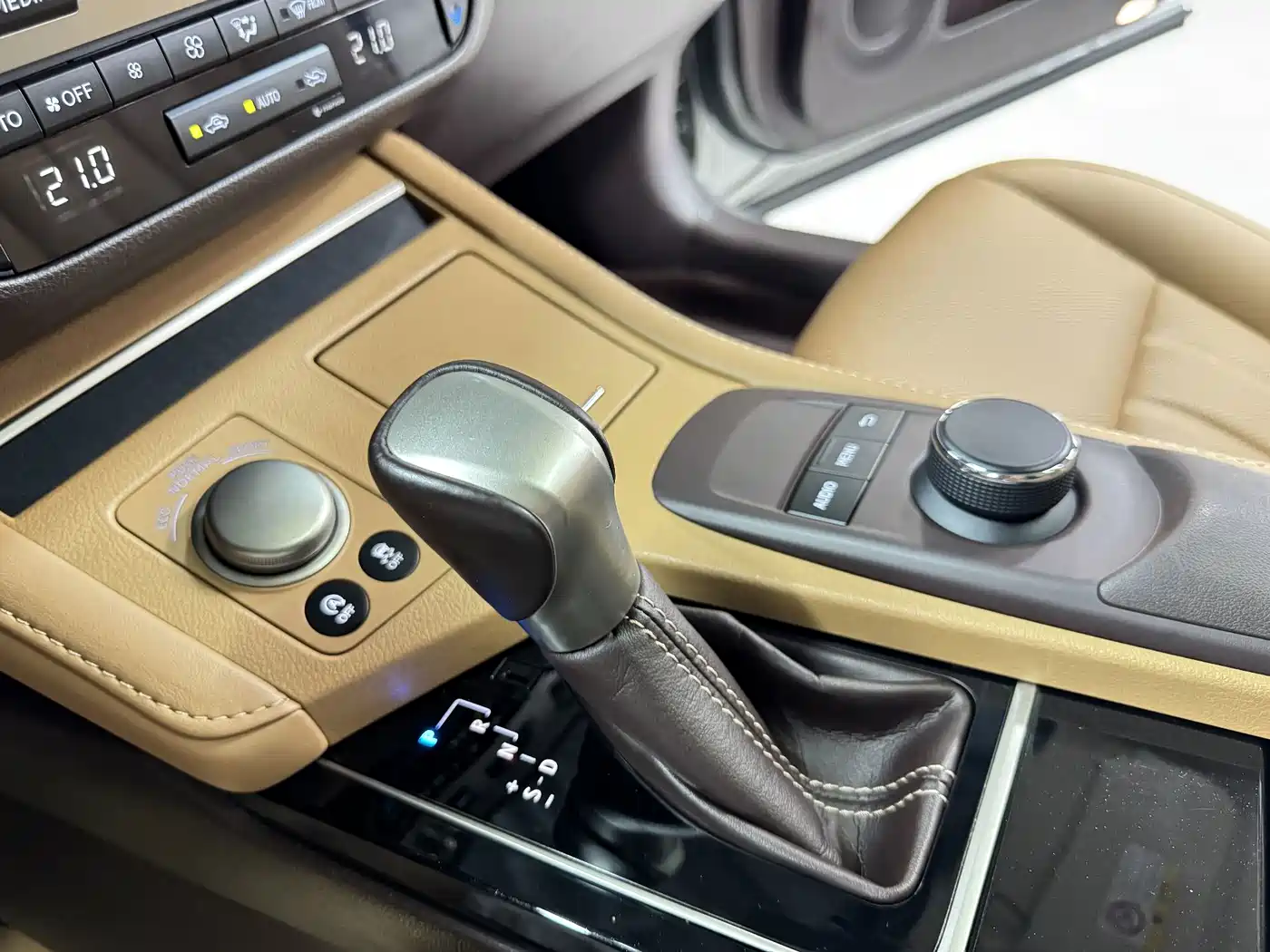 Фото 20 - Lexus ES