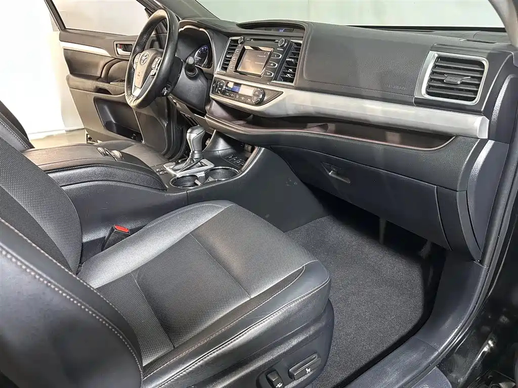 Photo 7 - Toyota Highlander