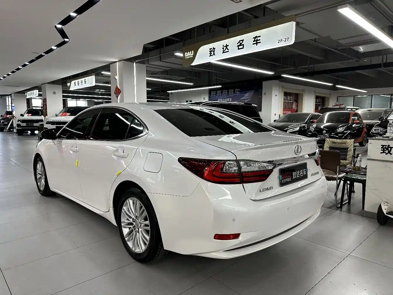 Фото 7 - Lexus ES