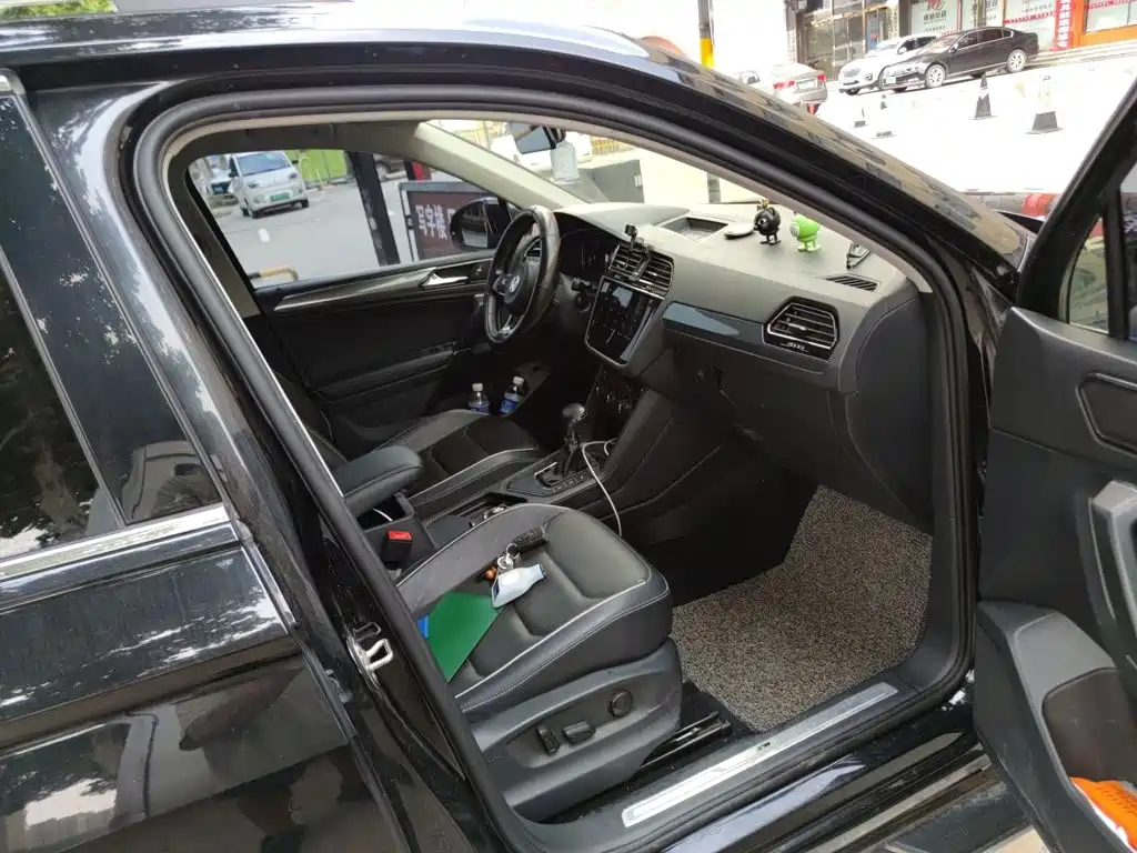 Photo 19 - Volkswagen Tiguan L