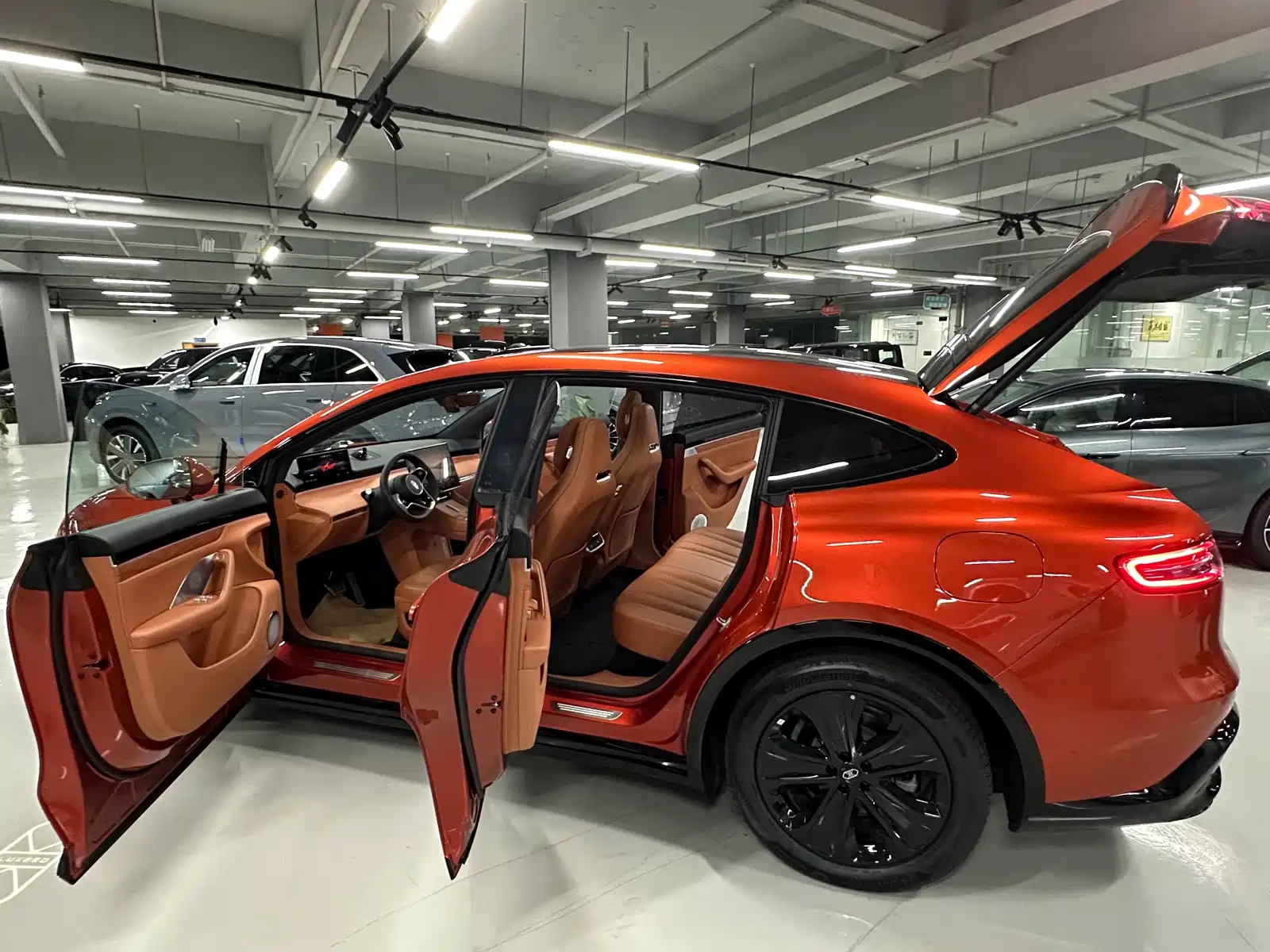 صورة 13 - Zhijie Luxeed R7