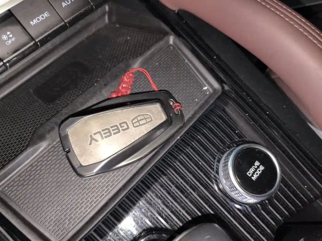 Фото 9 - Geely Monjaro