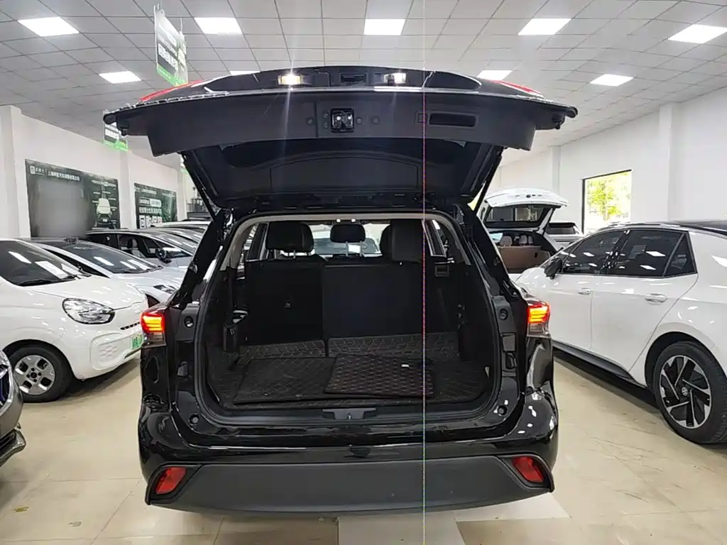 Photo 15 - Toyota Highlander