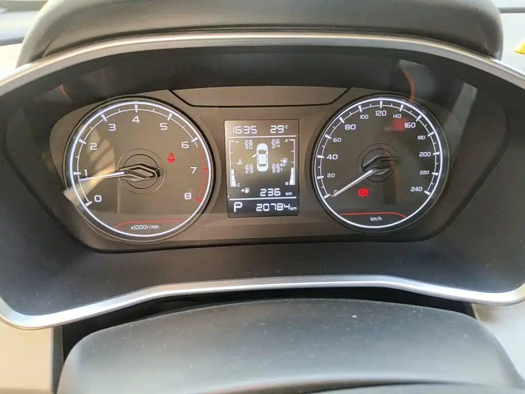 Фото 4 - Geely Coolray