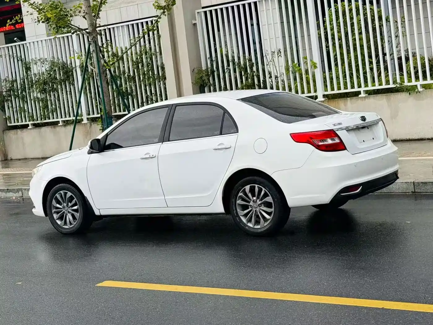 Фото 3 - Geely Vision