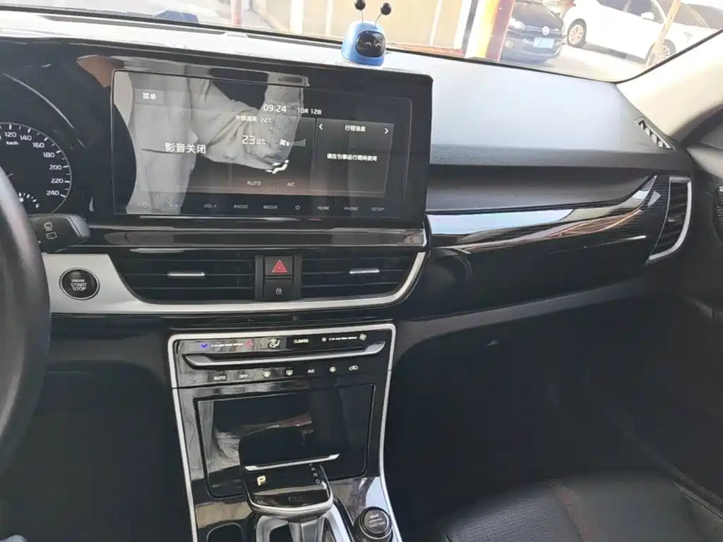 Photo 13 - Kia KX3